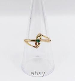 Art Nouveau Ring or 18k Emerald and Diamond in a Flowery Vintage Setting