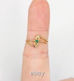 Art Nouveau Ring or 18k Emerald and Diamond in a Flowery Vintage Setting