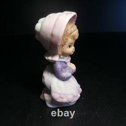Statue Figurine Religious Girl Prayer Vintage Ceramic Porcelain N6614