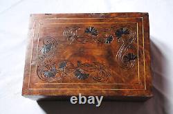 Vintage wooden box engraved in the Art Nouveau style with vegetal motifs.