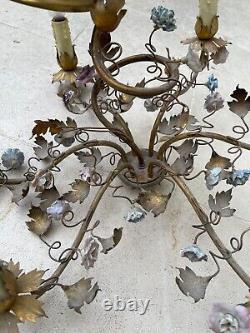Lustre Vintage Art Nouveau en métal doré et fleurs en porcelaine à 6 lampes