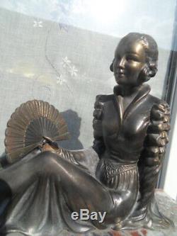 Vintage Statue art nouveau Femme Elegante a l'éventail